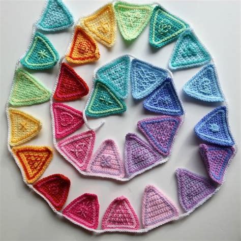 Free Pattern – Rainbow Bunting – Crochet