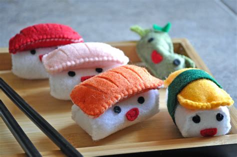 h e l l a j e l l o: SUSHI PLUSHIES.