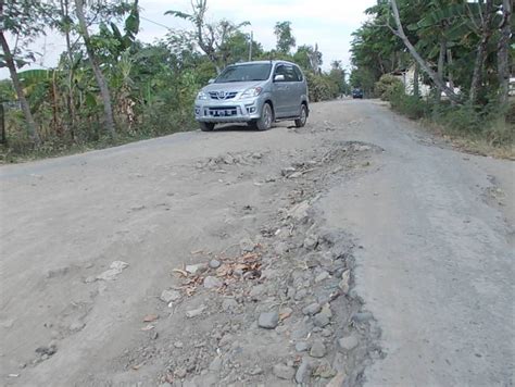 Jalan Rusak Parah, Warga Memutar Lewat Demak - HARIAN SEMARANG