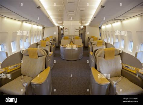 Boeing 747 interior fotografías e imágenes de alta resolución - Alamy