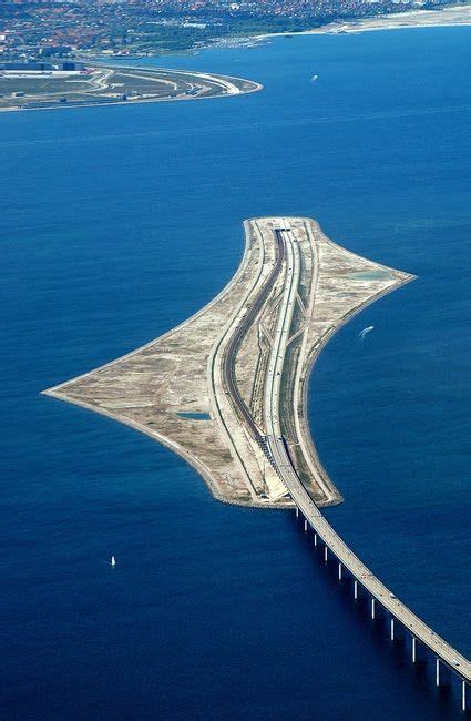 Oresund bridge connecting Denmark and Sweden. | Svezia