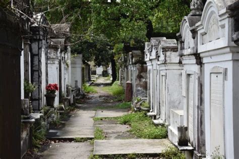 Lafayette Cemetery No 1 tombs - The Adventures of Trail & Hitch