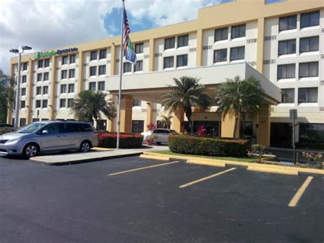 Fachada do Hotel - Picture of Holiday Inn Express Miami-Hialeah (Miami ...