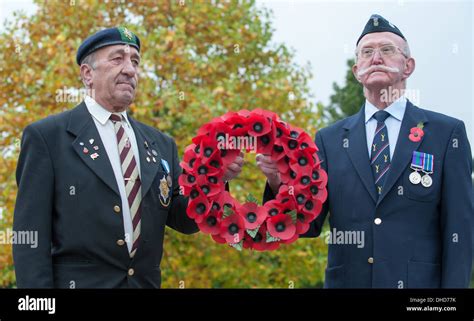 Poppy wreath british legion hi-res stock photography and images - Alamy