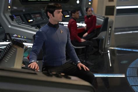 'Star Trek: Discovery' Reveals Ethan Peck's Spock Without Beard, in ...