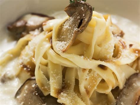 Pasta with porcini mushrooms and cream sauce Recipe | EatSmarter