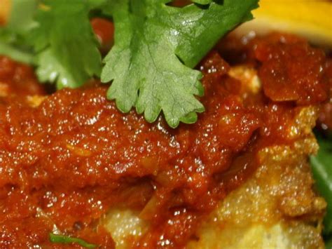 Fried stingray (ikan pari) with lemongrass spicy sauce - Recipe Petitchef