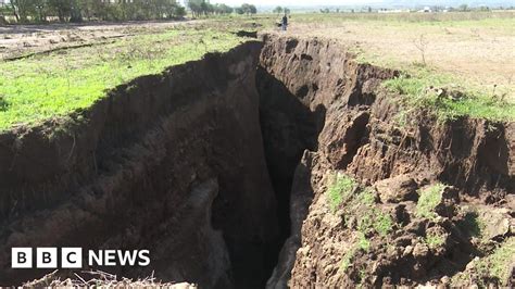 Huge crack opens in Kenya's Rift Valley - BBC News