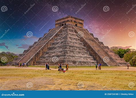 Temple Pyramid Of Kukulcan El Castillo, Chichen Itza, Yucatan, Mexico ...