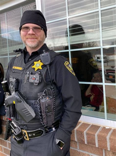 NC deputy seen in sweet photo visiting grandmother through window ...