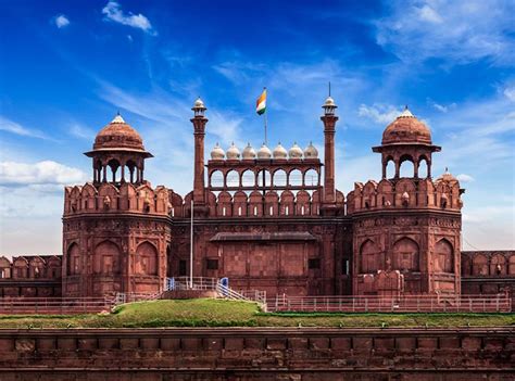 7 Famous Historical Monuments in Delhi for History Buffs – Swan Tours