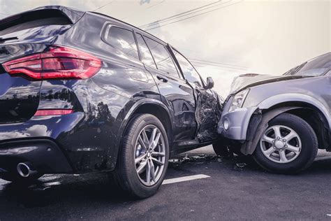 What to do when you’re first on the scene of a car accident | Auto Leaders