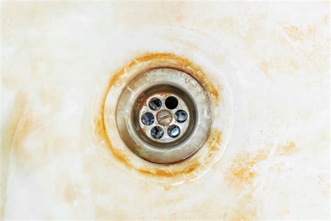 Man Discovers Toilet Bowl Cleaner Can Remove Rust Like a Pro ...