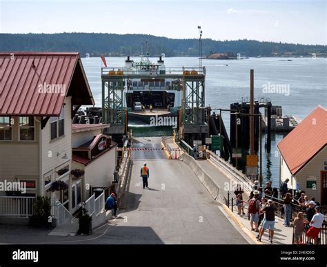 WA21102-00....WASHINGTON - Inter-island ferry arriving at the Orcas ...