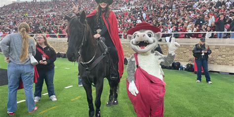 Arkansas Travelers' mascot visits Texas Tech football | MiLB.com