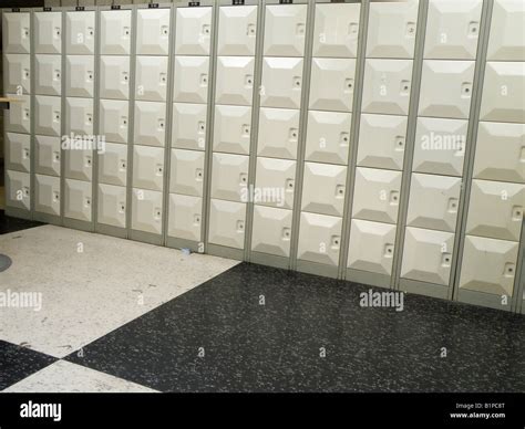 school lockers in hallway Stock Photo - Alamy