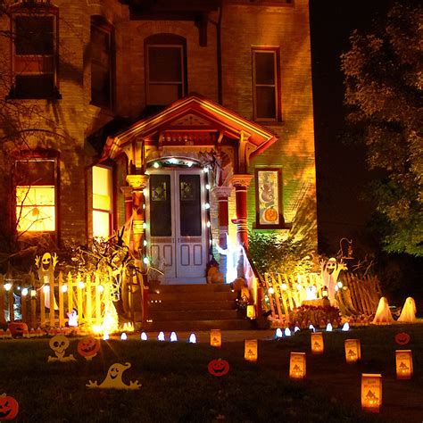 the-eccentric-halloween-exterior-decorations-mildirectory-decoration ...