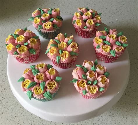 Tulip cupcakes using Russian piping tips | Makyaj dersi