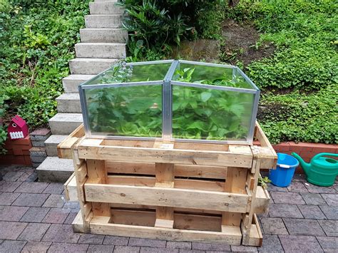 Raised garden bed made of euro pallets as greenhouse – Gee-Life.com