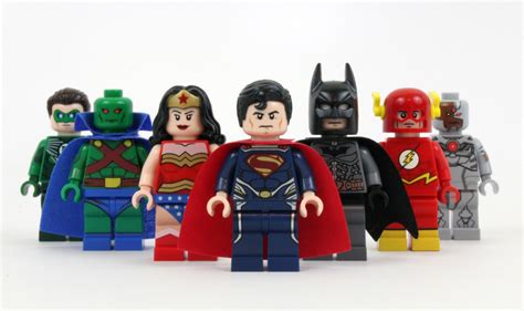 LEGO Minifigures - LEGO Super Heroes: Justice League Great set up of...