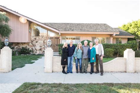 The Brady Bunch: Cast Reunion Kicks Off HGTV Renovation Series ...