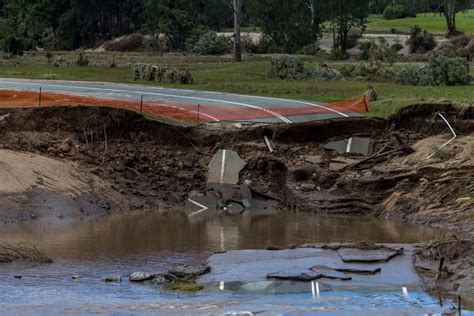 Cyclone death toll in Australia at least 6 after bodies recovered under ...