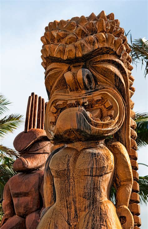 Hawaii, Oahu, Large Wooden Tiki Statues … – License image – 70518799 ...