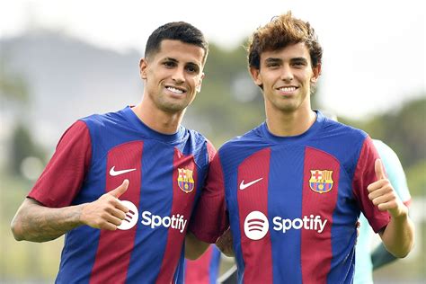 Félix e Cancelo no banco do Barcelona frente ao Osasuna