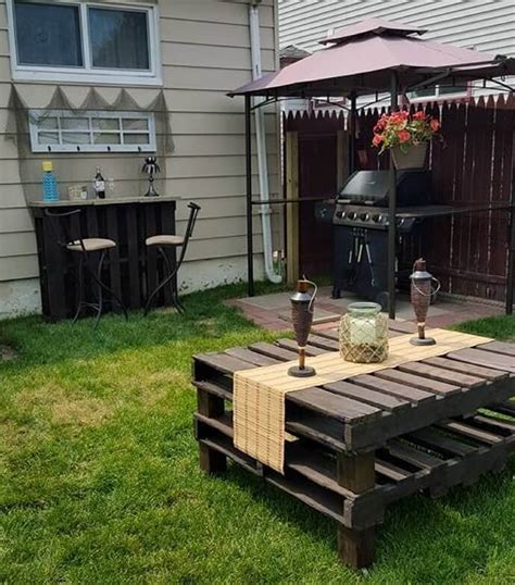 Pallet Outdoor Bar with Table | Pallet Ideas