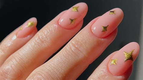 Easy Festive Nail Art Tutorial For Christmas: Gold Chrome Stars ...