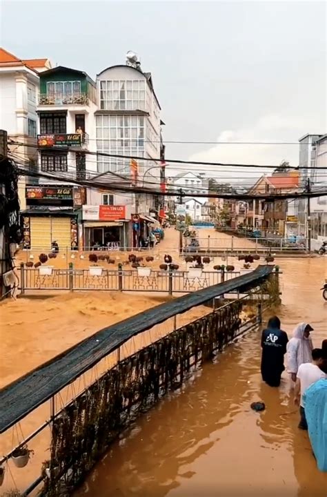 Downpour turns streets into rivers in Da Lat | Tuoi Tre News