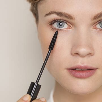 5 Reasons to Give Natural Mascara a Try