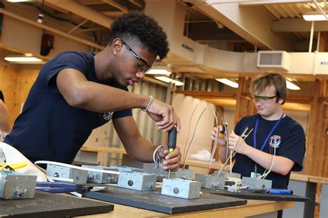 For male students, high school tech ed boosts earnings