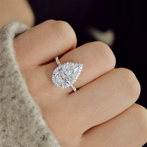 Pear Shaped Engagement Rings