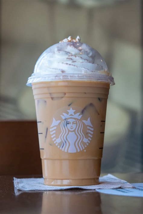 What's in a Starbucks Iced Pumpkin Spice Latte (Including Caffeine ...