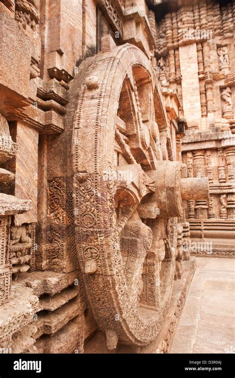 Chariot wheel at konark sun temple hi-res stock photography and images ...