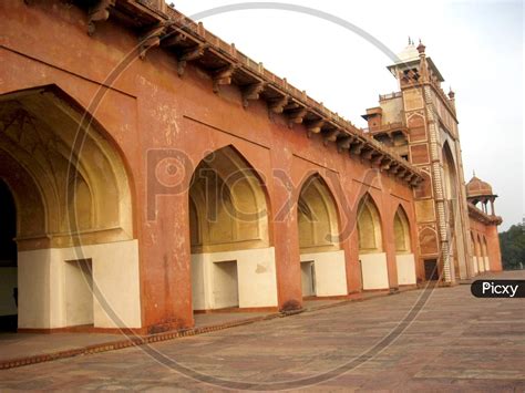 Image of A picture of the Sikandra fort, which is famous for Mughal ...