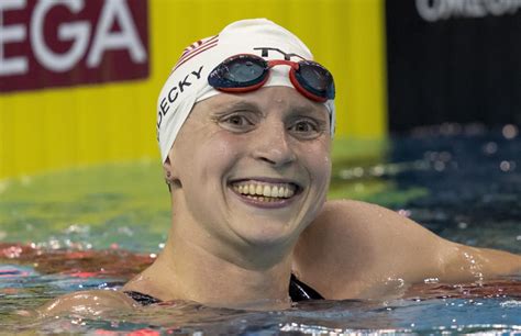 Katie Ledecky sets world record in 1,500-meter freestyle