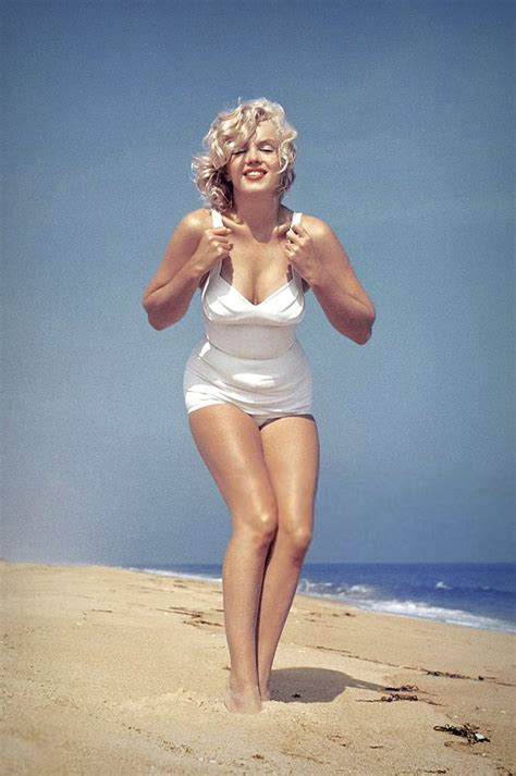 17 Beautiful Photos Of Marilyn Monroe On The Beach From The Year 1957 ...