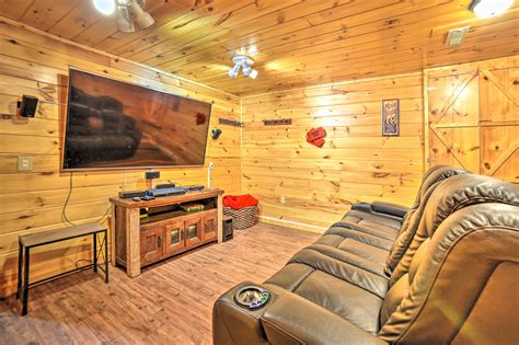 New! Spacious Gatlinburg Cabin: Hot Tub & Theater! in Gatlinburg w/ 4 ...