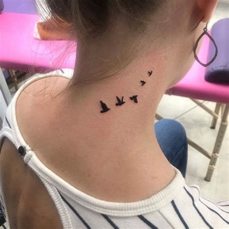 40 tatuagens de aves para as mulheres | Tatuagem de pássaro no pescoço ...