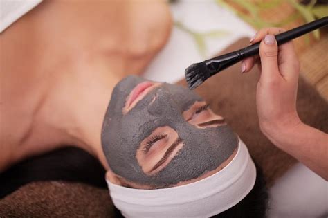 How to Apply a Mud Mask