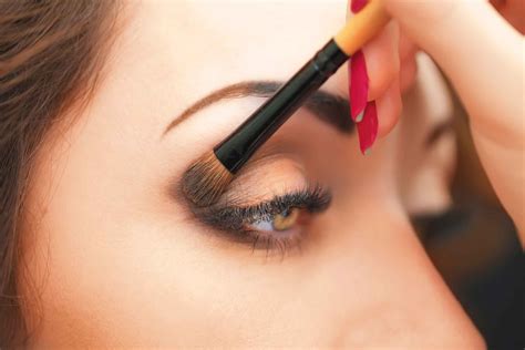 Eye Makeup Tips: 7 Ways to Make Your Eyes Pop | Reader's Digest