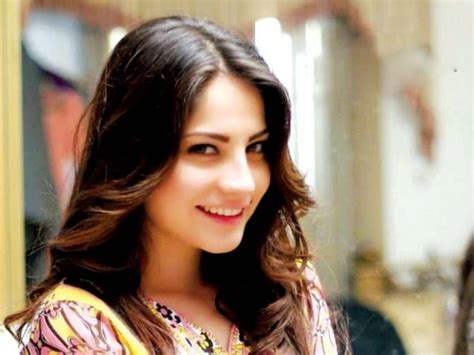 Neelam Muneer dance moves making rounds on the internet - INCPak