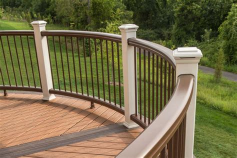 Curved Railing Inspiration & Photo Gallery | Trex