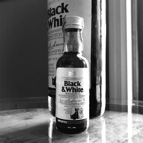 Diving for Pearls: Black & White blended whisky, bottled mid-1970s (1/ ...