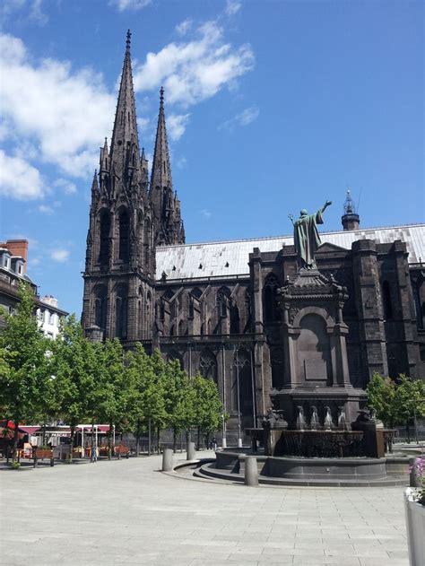 Cathédrale Clermont Ferrand | Clermont-ferrand, Cathedral architecture ...