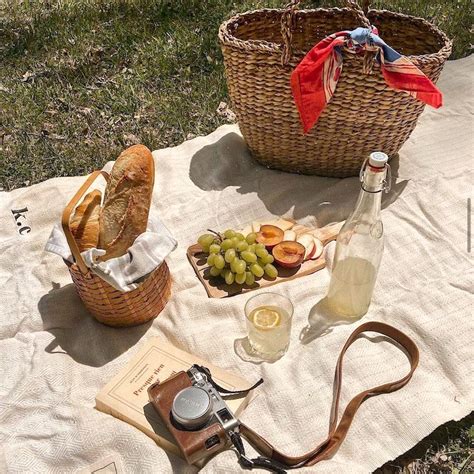 How to Host the Picnic of Your Dreams This Spring | The Everygirl