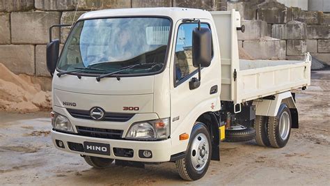 Hino 300 Series 616 IFS Tipper truck 2016 review | CarsGuide