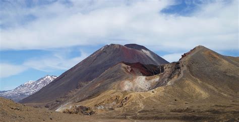 Tongariro Alpine Crossing - 8-9 hr./12 mile hike across an active ...